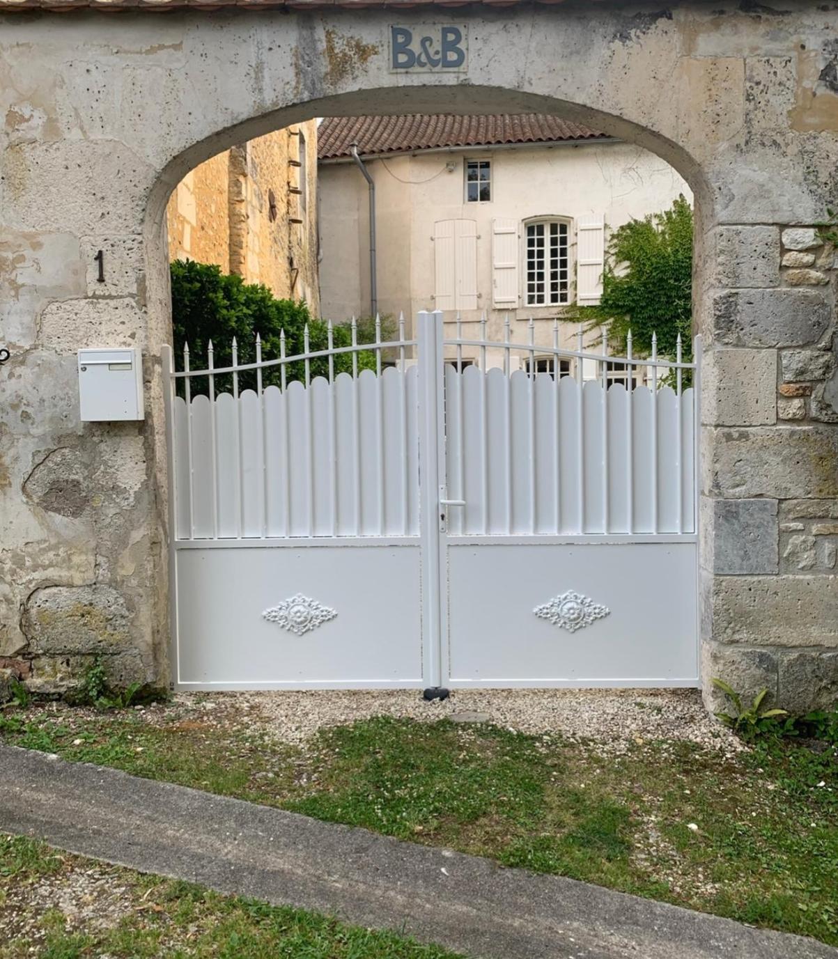 La Maison Du Pont La Rochebeaucourt-et-Argentine Exterior photo